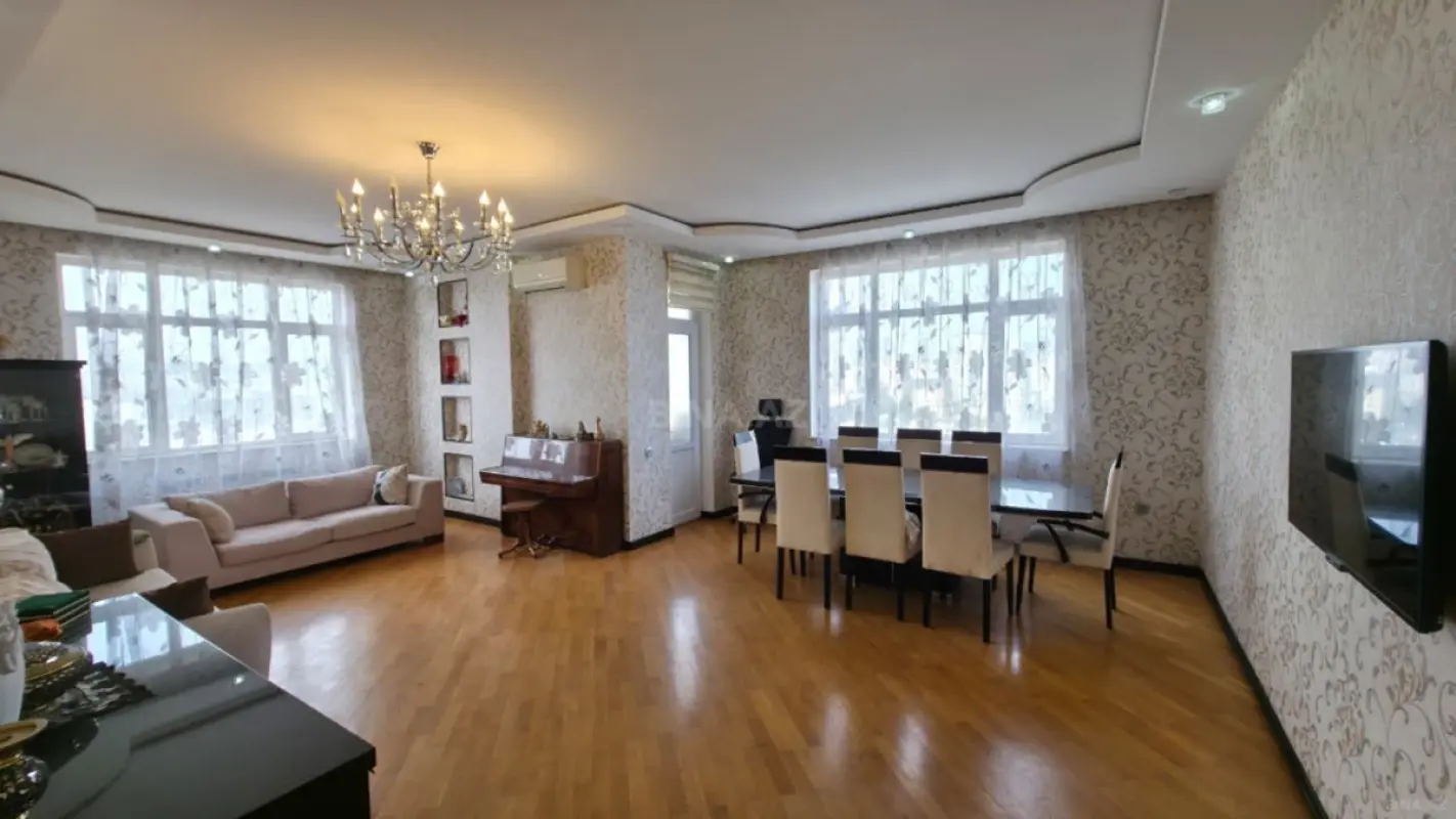 Satılır 3 otaqlı mənzil 130 m²