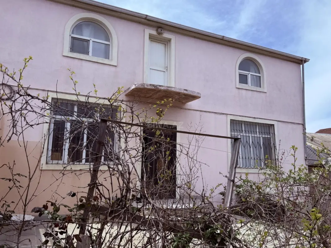 Satılır 5 otaqlı həyət evi 200 m²