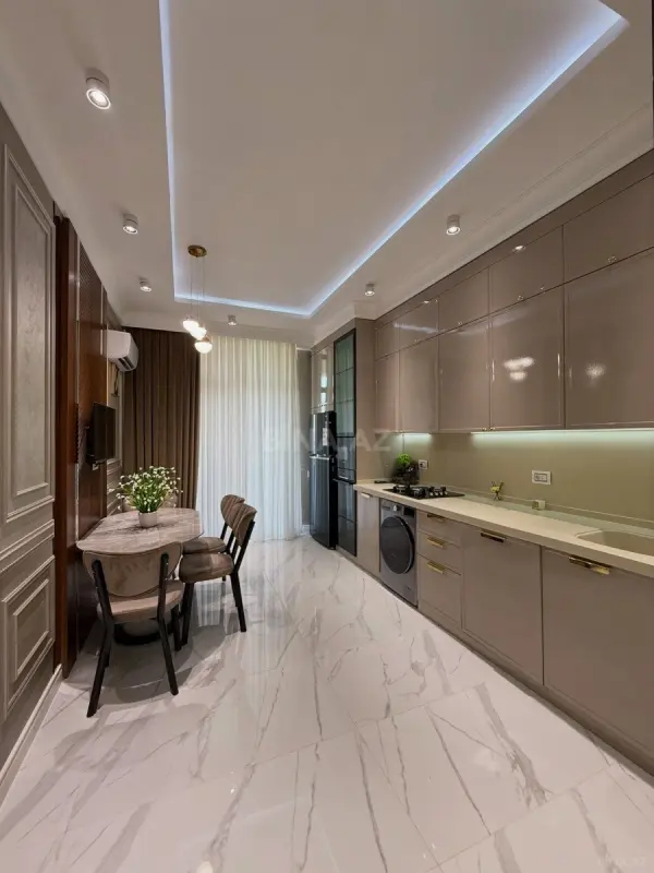 Satılır 4 otaqlı mənzil 181 m²