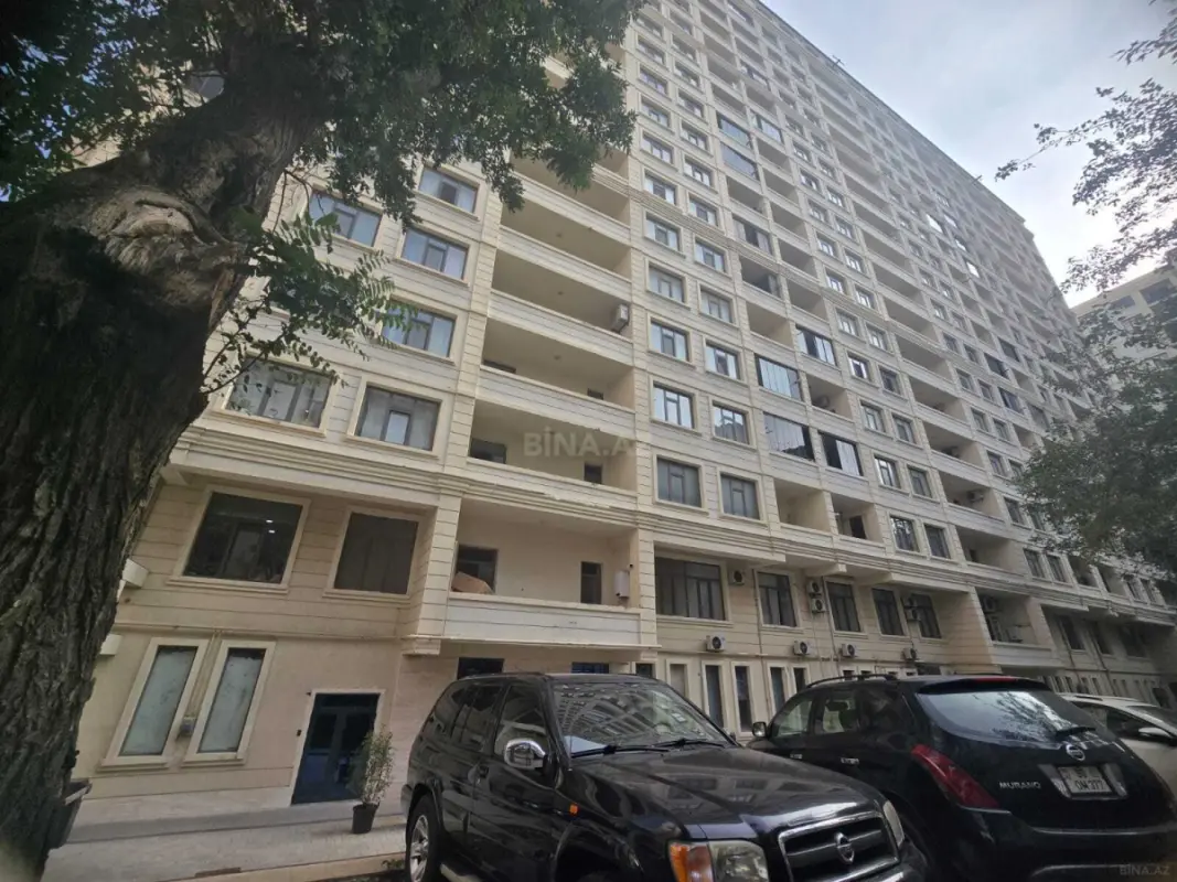Satılır 4 otaqlı mənzil 235 m²