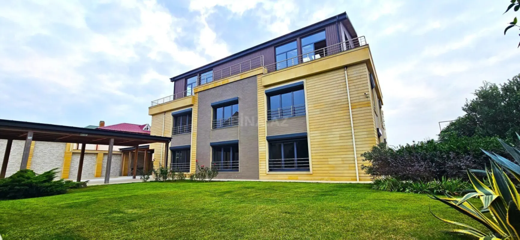 Satılır 14 otaqlı həyət evi 1500 m²