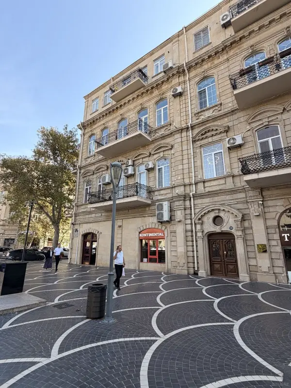 Satılır 7 otaqlı mənzil 420 m²