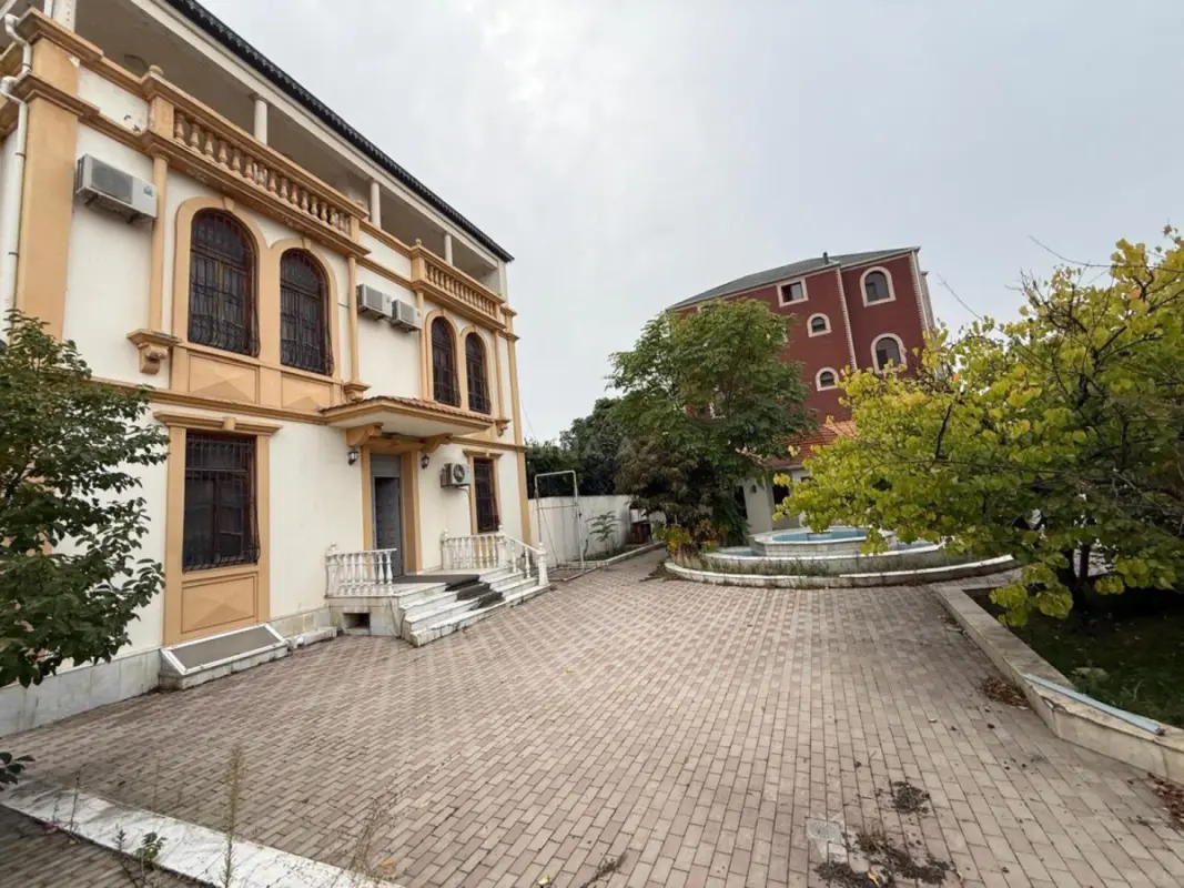 Satılır 12 otaqlı həyət evi 1100 m²