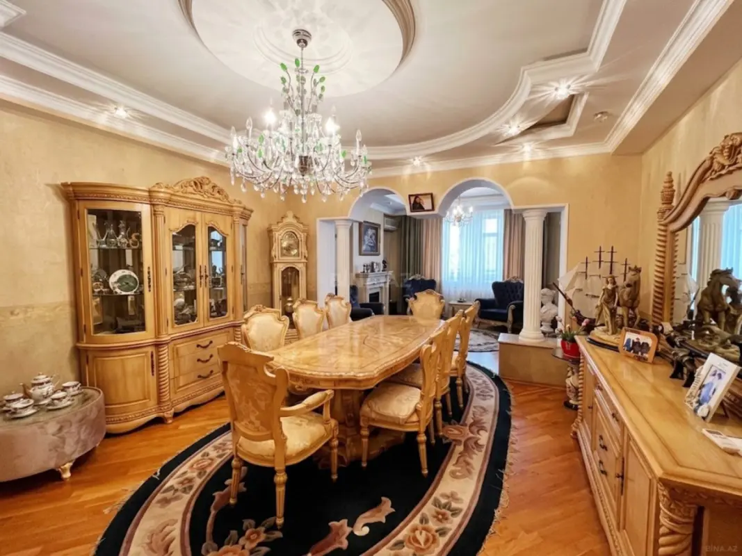 Satılır 4 otaqlı mənzil 176 m²