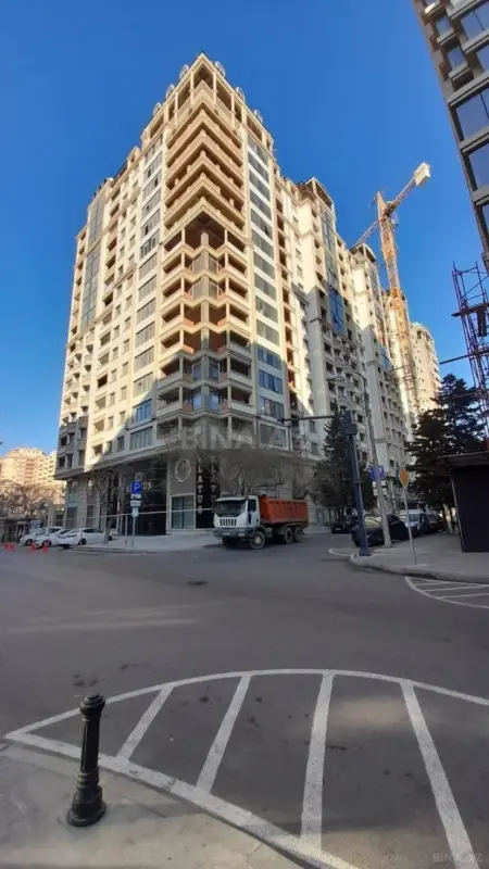 Satılır 5 otaqlı mənzil 313 m²