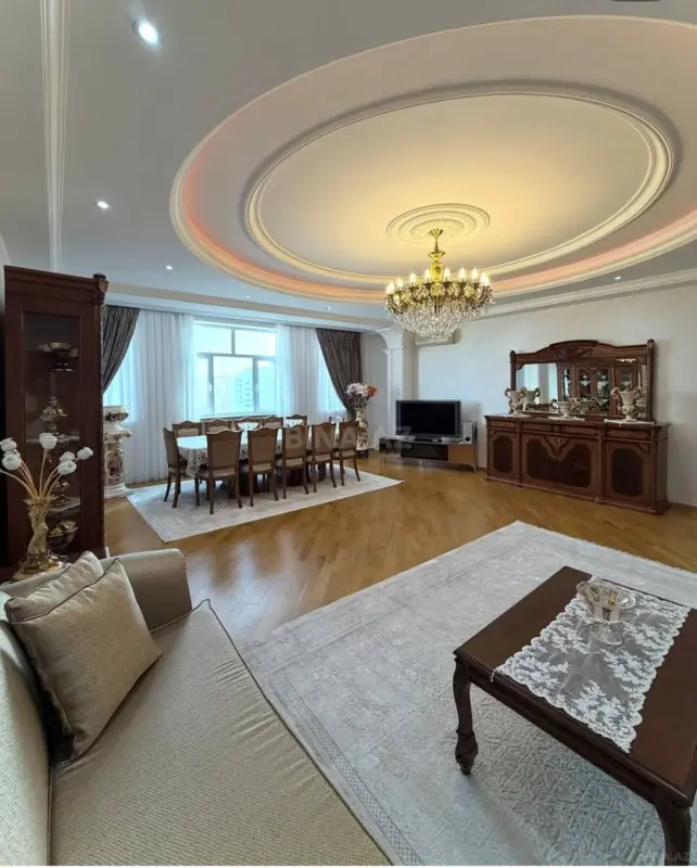 Satılır 4 otaqlı mənzil 240 m²