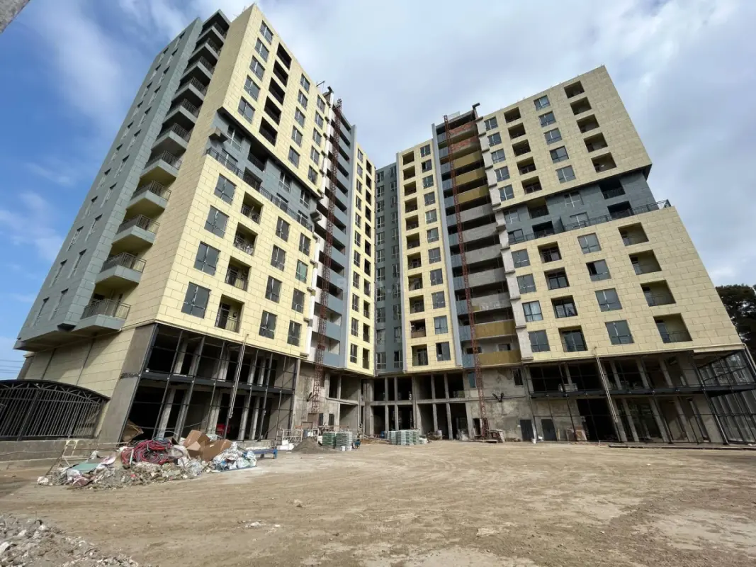 Satılır 4 otaqlı mənzil 139 m²
