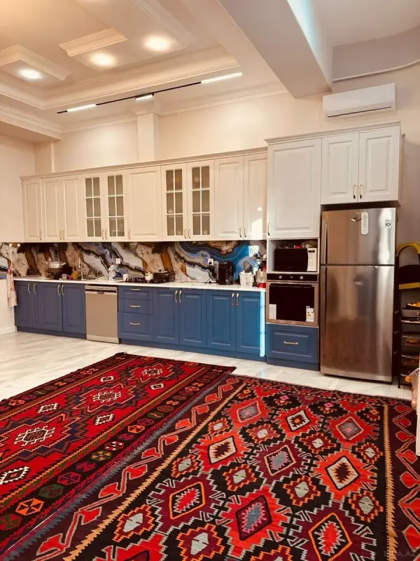 Satılır 4 otaqlı mənzil 211 m²