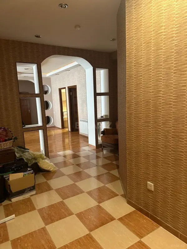 Kirayə verilir 4 otaqlı mənzil 151 m²