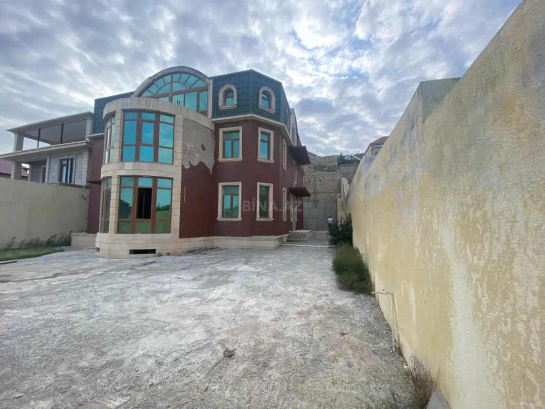 Satılır 9 otaqlı həyət evi 600 m²