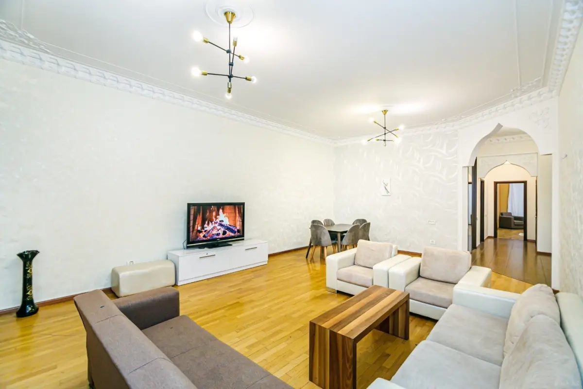 Satılır 3 otaqlı mənzil 130 m²