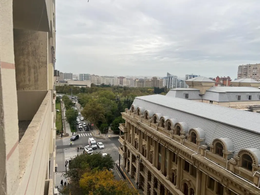 Satılır 6 otaqlı mənzil 227 m²