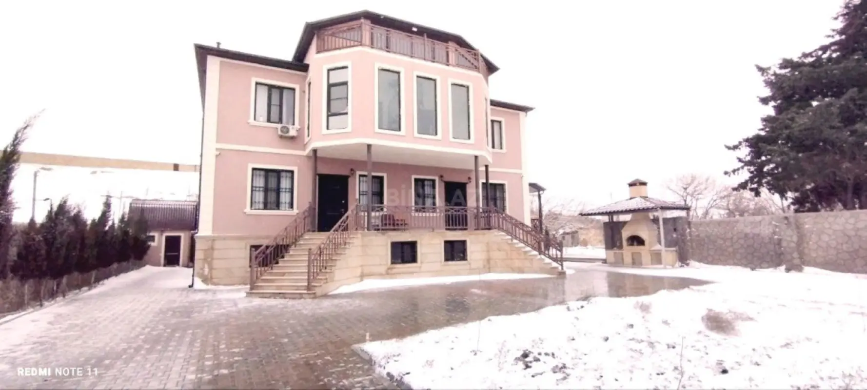 Satılır 10 otaqlı həyət evi 1000 m²