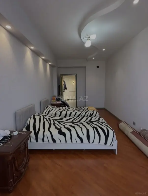 Satılır 3 otaqlı mənzil 131 m²