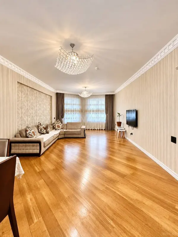 Satılır 4 otaqlı mənzil 235 m²