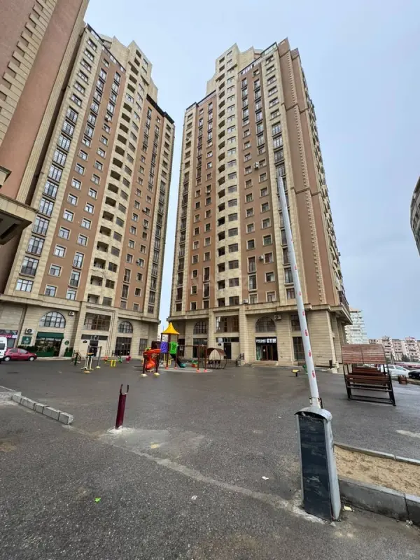 Satılır 3 otaqlı mənzil 218 m²