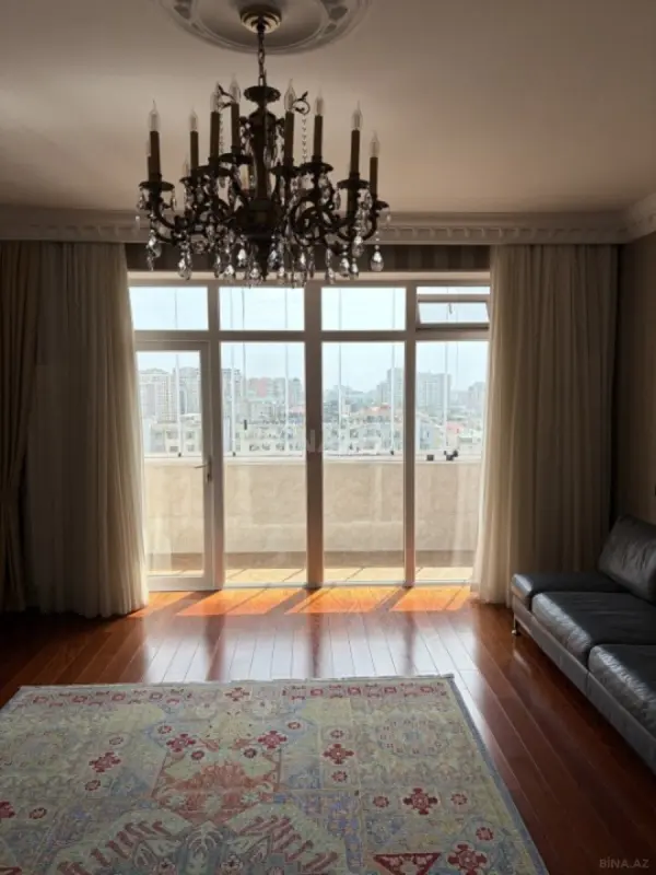 Satılır 4 otaqlı mənzil 145 m²