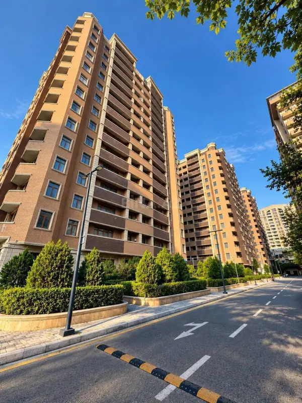 Satılır 4 otaqlı mənzil 186 m²