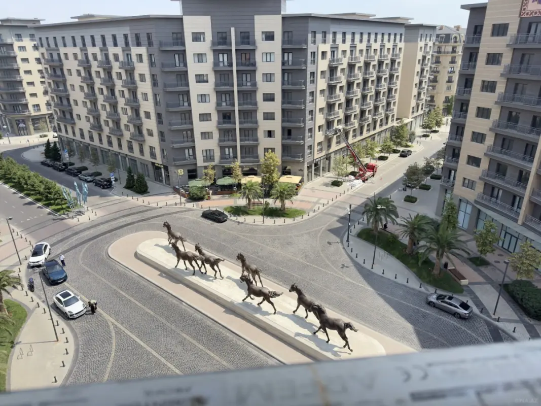 Satılır 5 otaqlı mənzil 245 m²