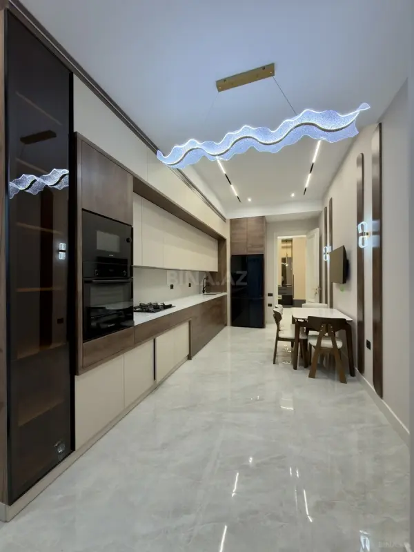 Satılır 4 otaqlı mənzil 180 m²