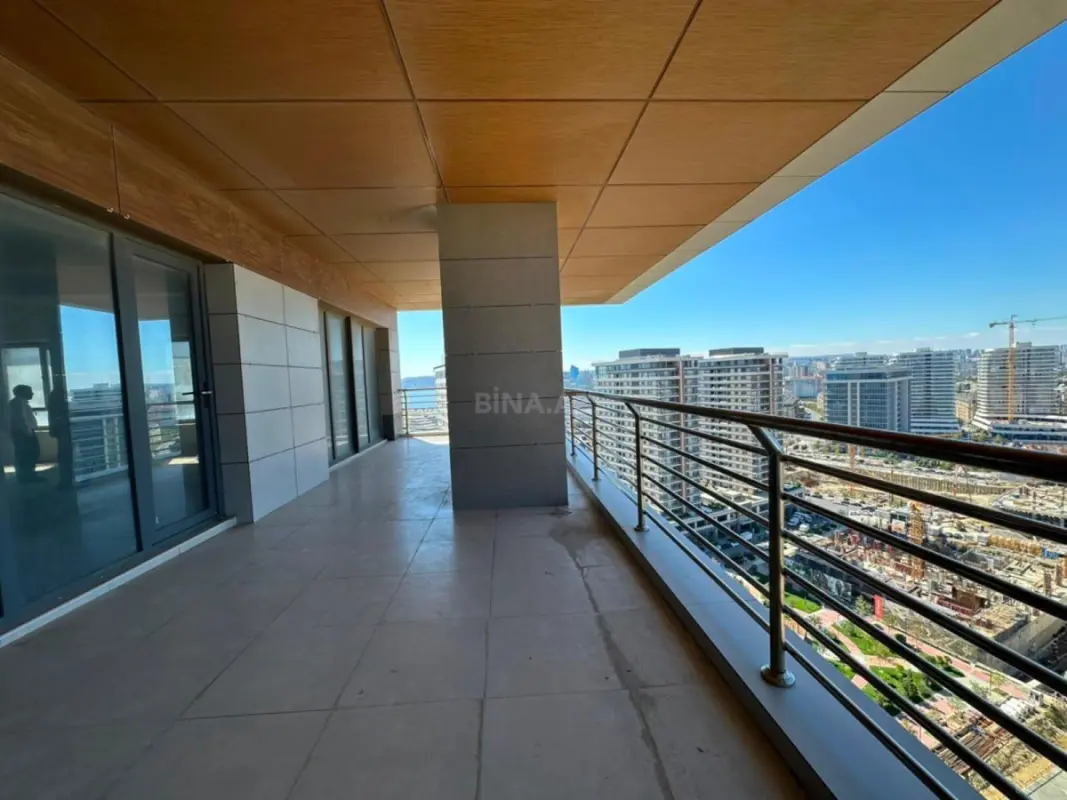 Satılır 4 otaqlı mənzil 304 m²