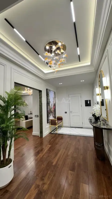 Satılır 5 otaqlı mənzil 200 m²
