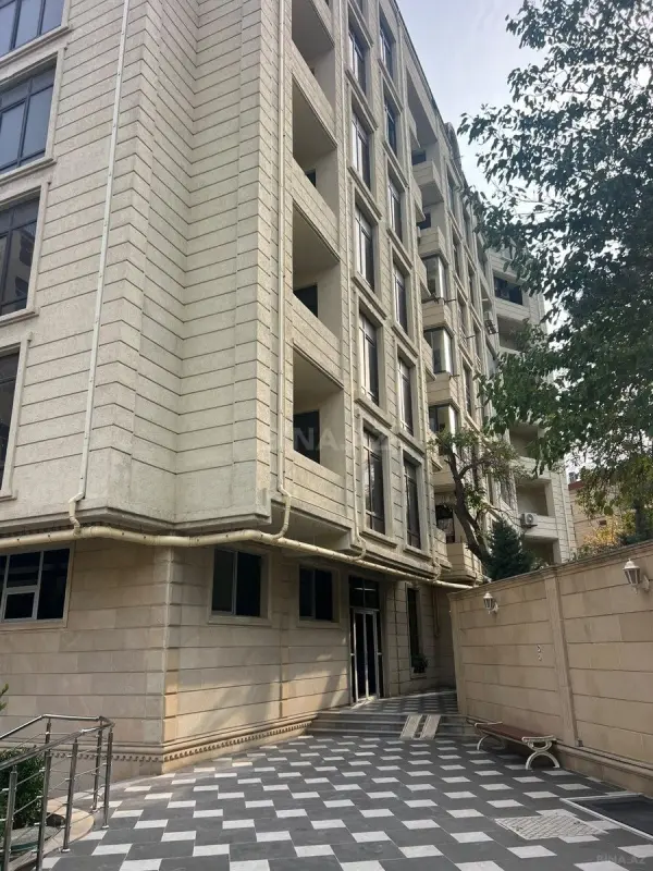 Satılır 4 otaqlı mənzil 168 m²