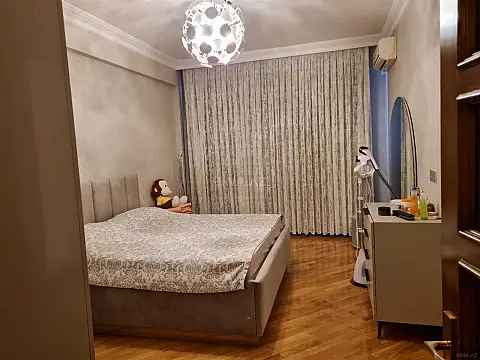 Satılır 4 otaqlı mənzil 145 m² — Bakı, İnşaatçılar 4 otaq 145.00 m²