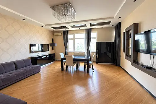 Satılır 3 otaqlı mənzil 136 m² — Bakı 3 otaq 136.00 m²