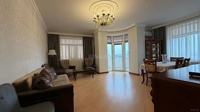 Satılır 3 otaqlı mənzil 136 m² — Bakı, 8-ci mikrorayon 3 otaq 136.00 m²