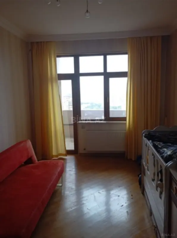 Satılır 4 otaqlı mənzil 130 m²