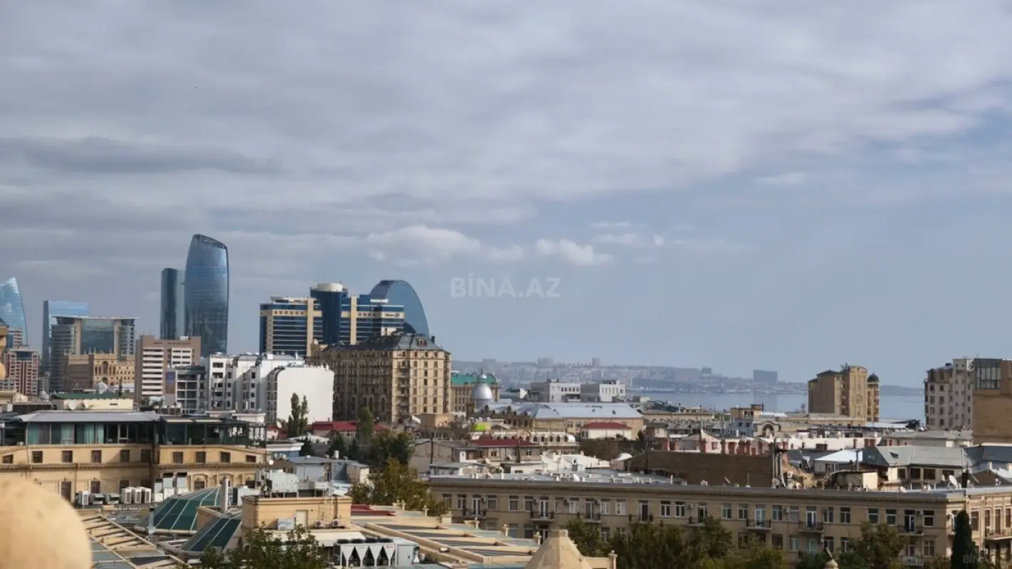 Satılır 4 otaqlı mənzil 250 m²