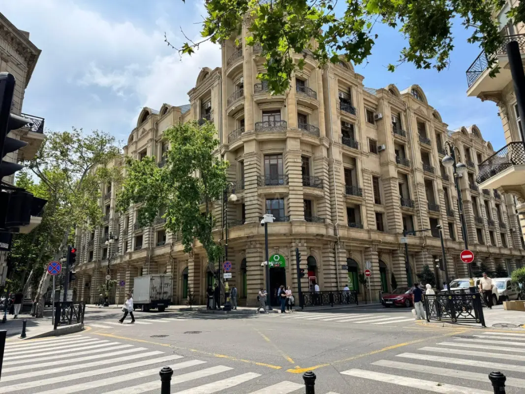 Satılır 4 otaqlı mənzil 134 m²