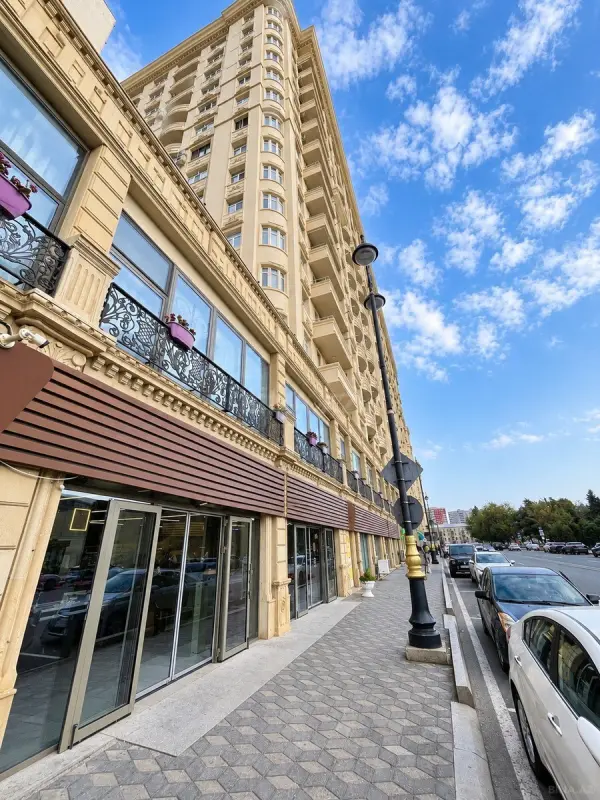 Satılır 4 otaqlı mənzil 165 m²