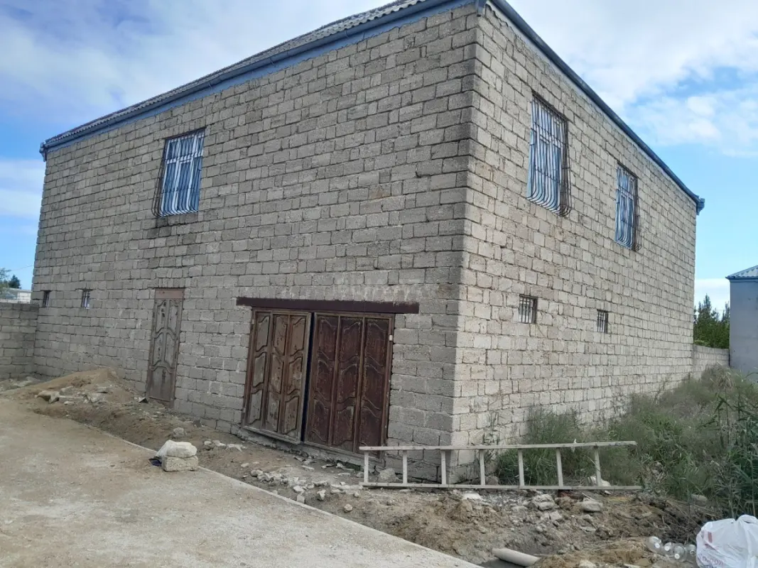 Satılır 9 otaqlı həyət evi 260 m²