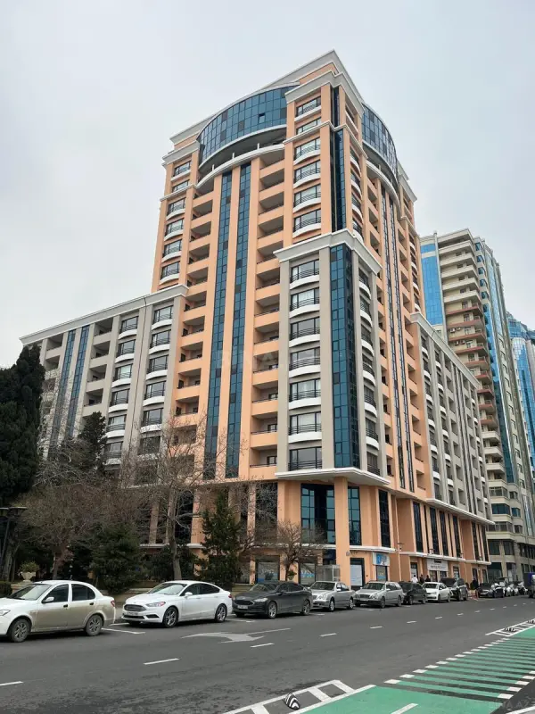Satılır 4 otaqlı mənzil 174 m²