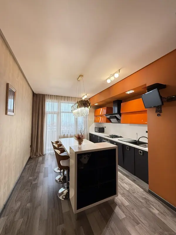Satılır 4 otaqlı mənzil 186 m²