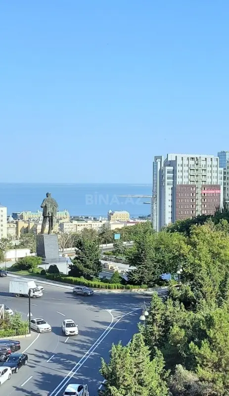 Satılır 12 otaqlı mənzil 650 m²