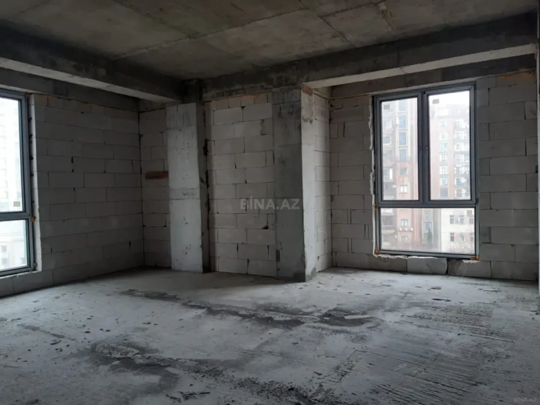 Satılır 4 otaqlı mənzil 190 m²
