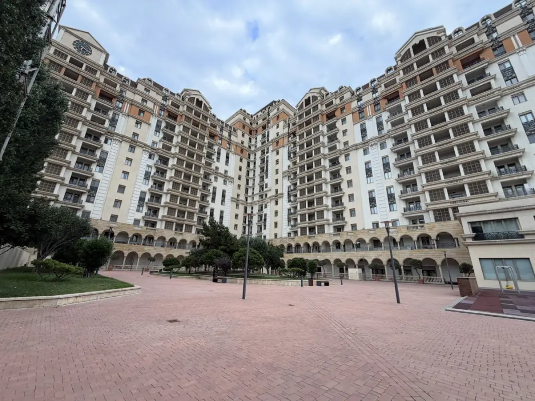 Satılır 4 otaqlı mənzil 233 m²