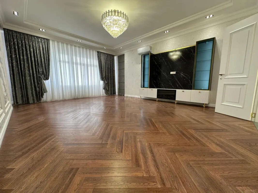 Satılır 3 otaqlı mənzil 137 m²