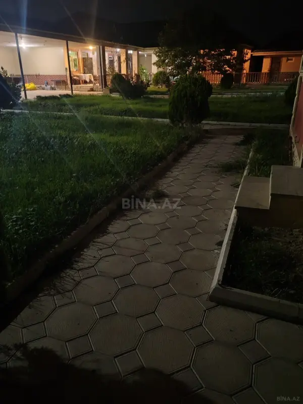 Satılır 8 otaqlı həyət evi 300 m²