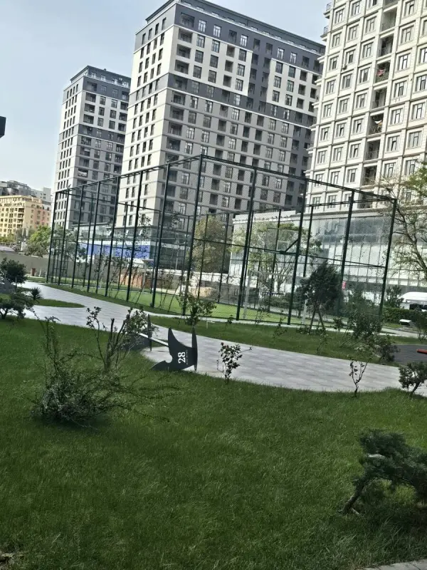 Satılır 4 otaqlı mənzil 195 m²