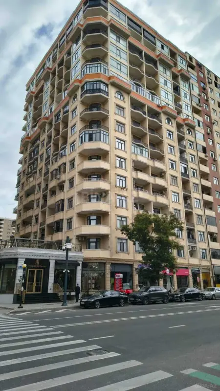 Satılır 4 otaqlı mənzil 229 m²