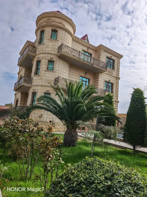 Satılır 9 otaqlı həyət evi 500 m²