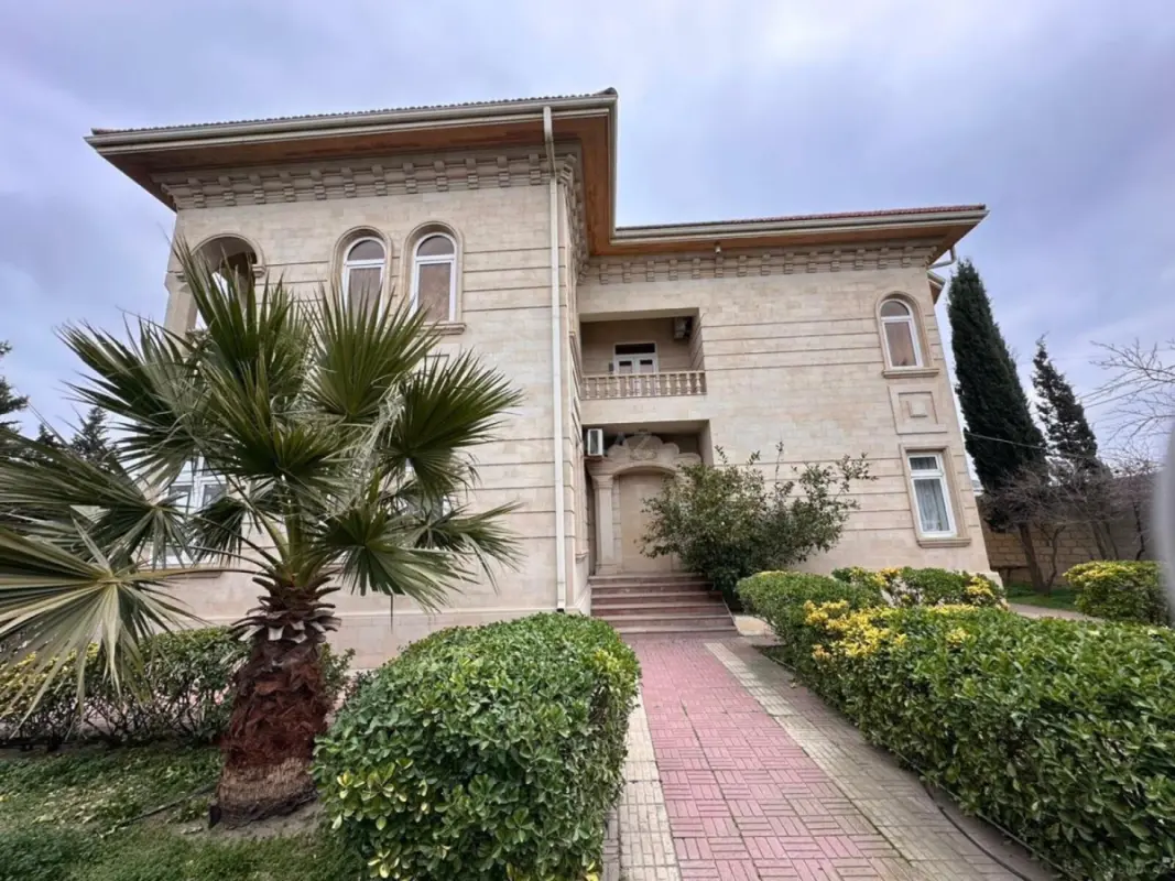 Satılır 10 otaqlı həyət evi 600 m²