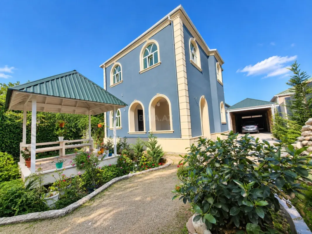 Satılır 9 otaqlı həyət evi 270 m²
