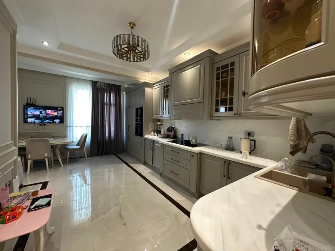 Satılır 4 otaqlı mənzil 215 m²