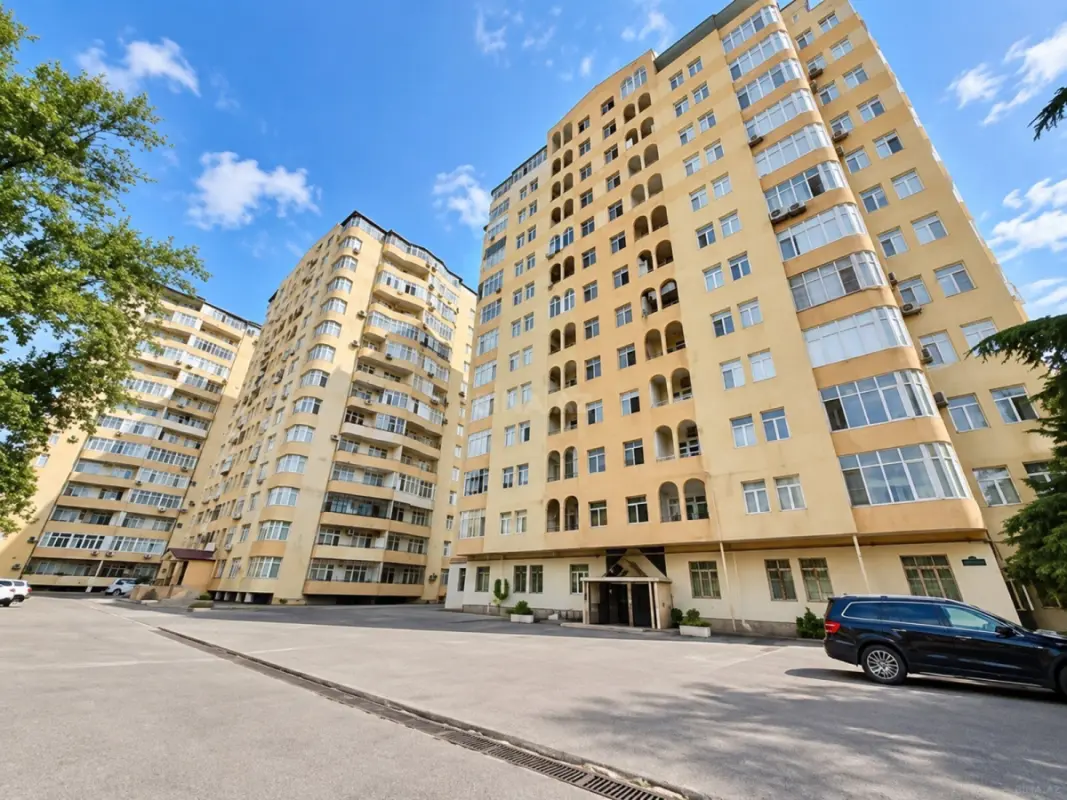 Satılır 5 otaqlı mənzil 230 m²