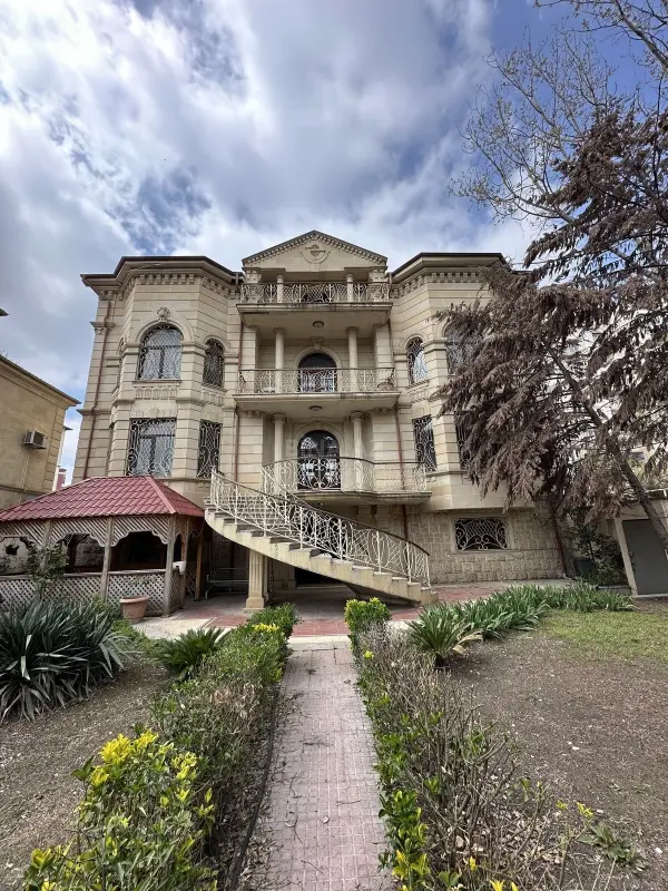 Satılır 7 otaqlı həyət evi 600 m²